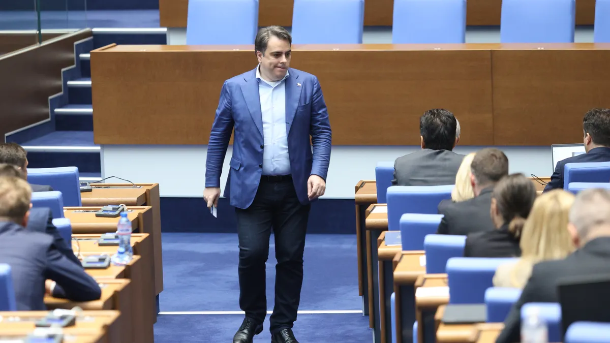 Асен Василев: Кръстиха Пеевски Държавно предприятие в документите за КТБ