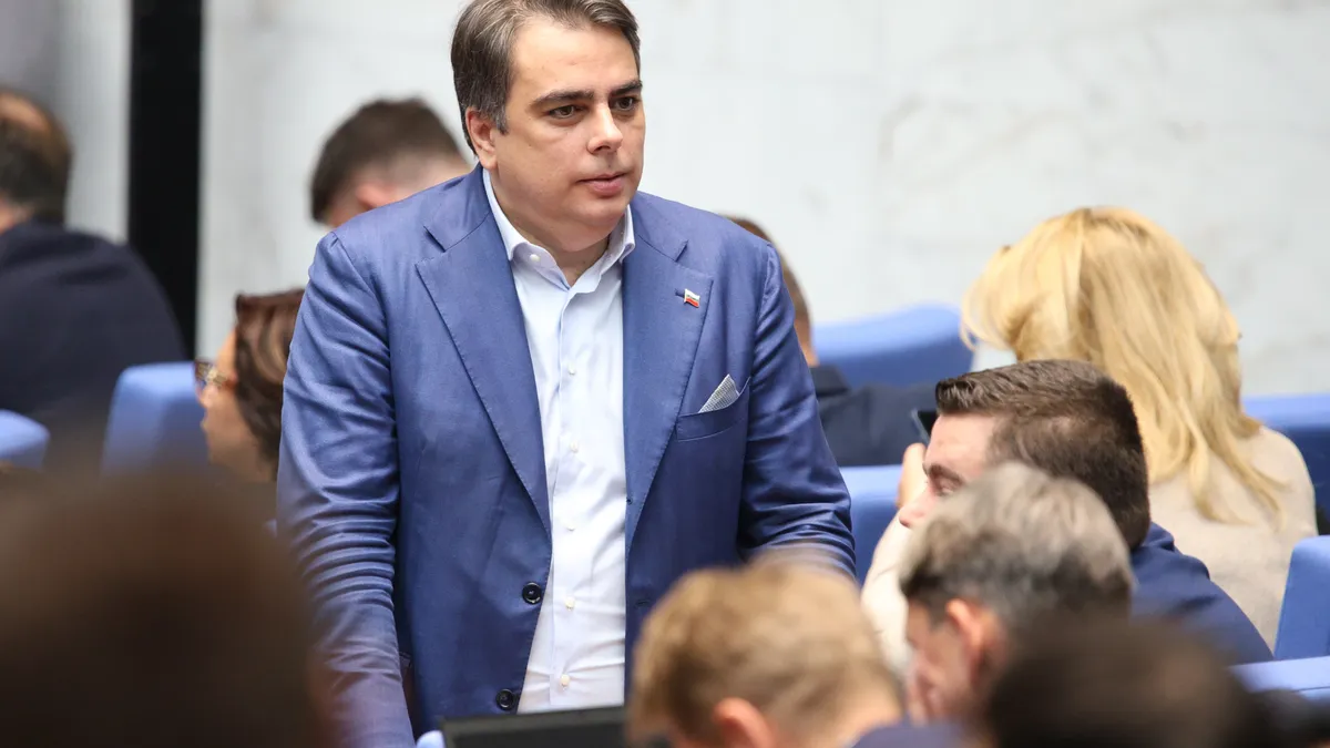 Асен Василев: ПП не се моли на никой и затова ще подкрепи Силви Кирилов