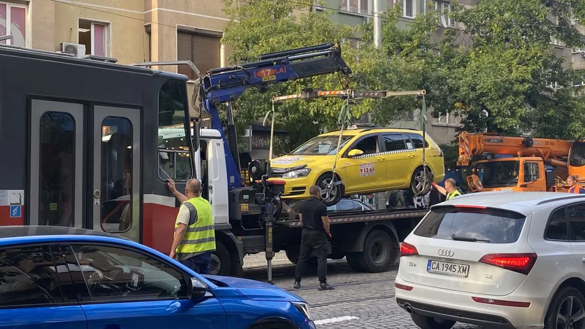 Аварирал таксиметров автомобил блокира ключово столично кръстовище