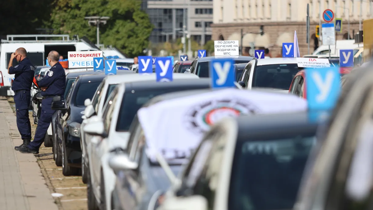 Автоинструктори от цяла България окупираха жълтите павета в София на протест