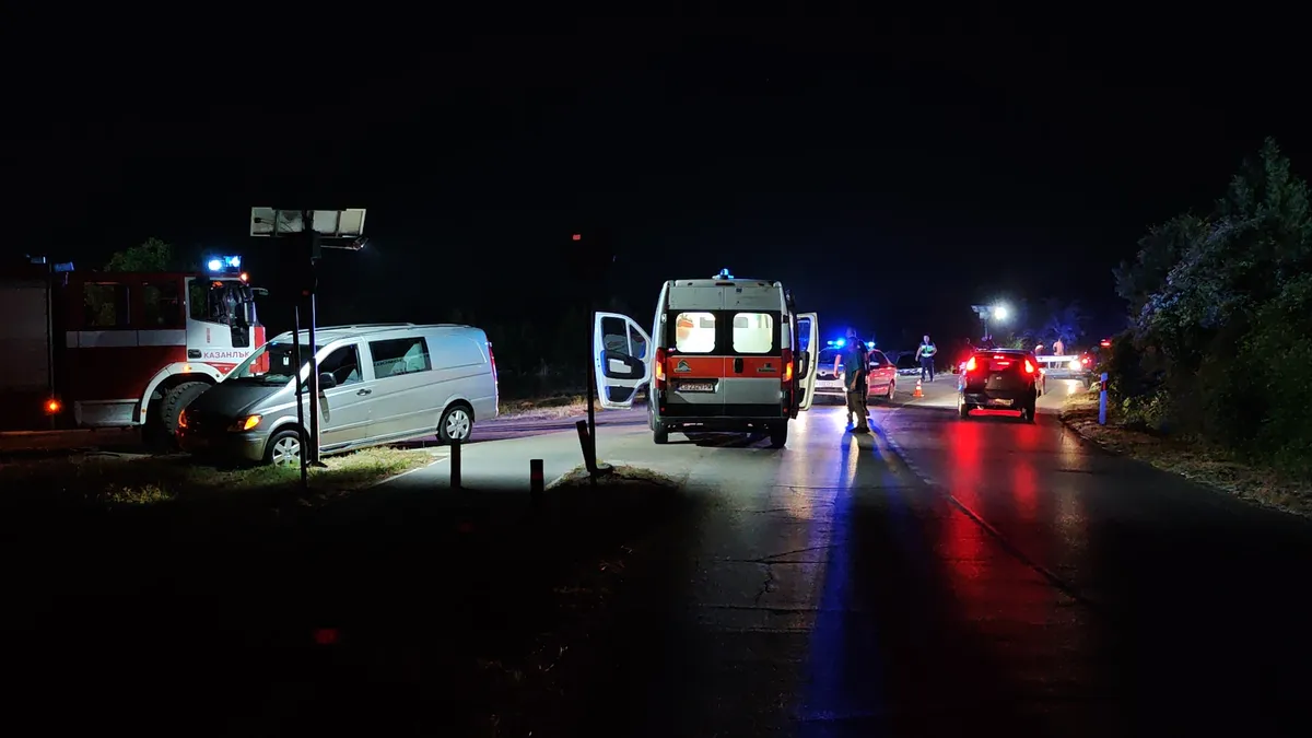 Автомобил блъсна двама велосипедисти в Казанлък