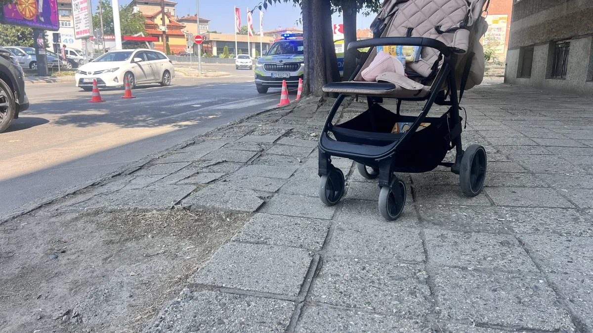 Автомобил блъсна майка и малко дете на пешеходна пътека в Казанлък