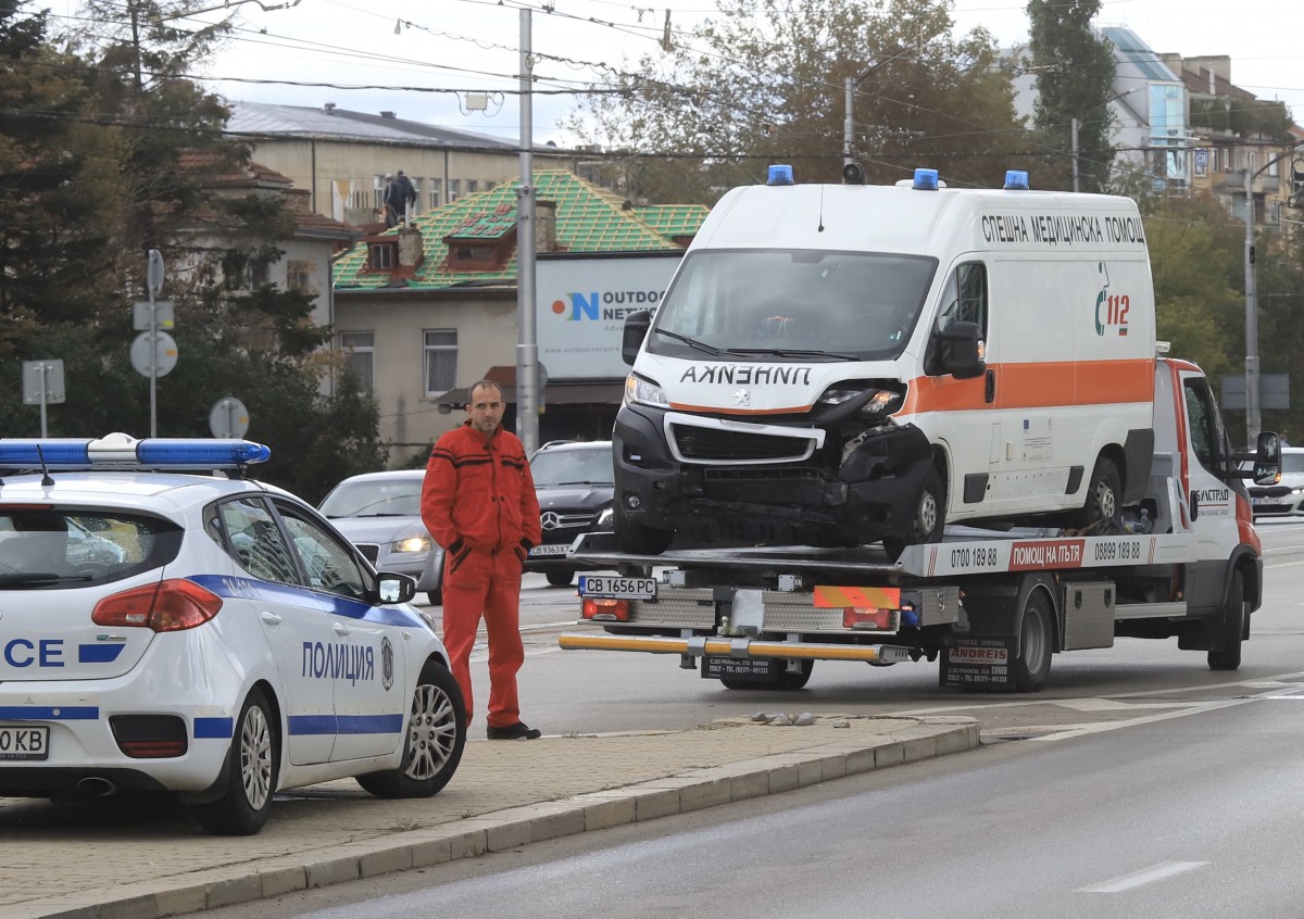 Автомобил и линейка се удариха на кръстовище в София