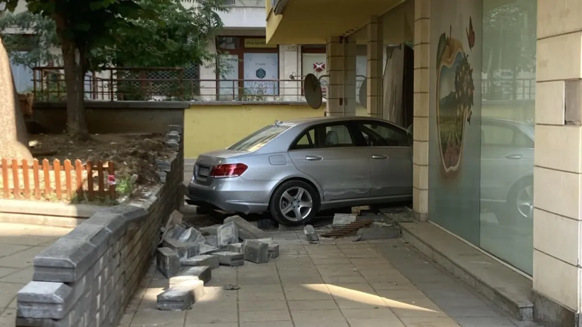 Автомобил "паркира" на партера в жилищен блок в Манастирски ливади в София