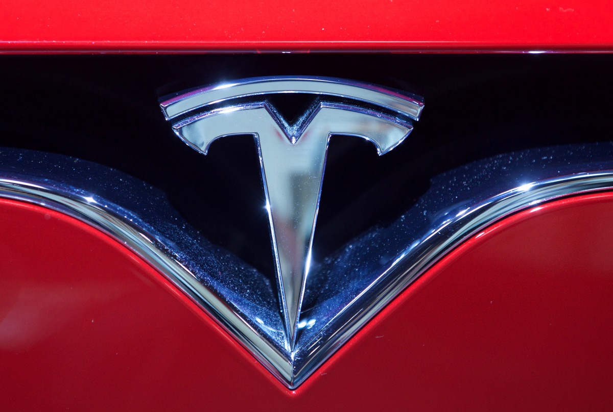 Автомобил Tesla се самовзриви на паркинг в Шанхай