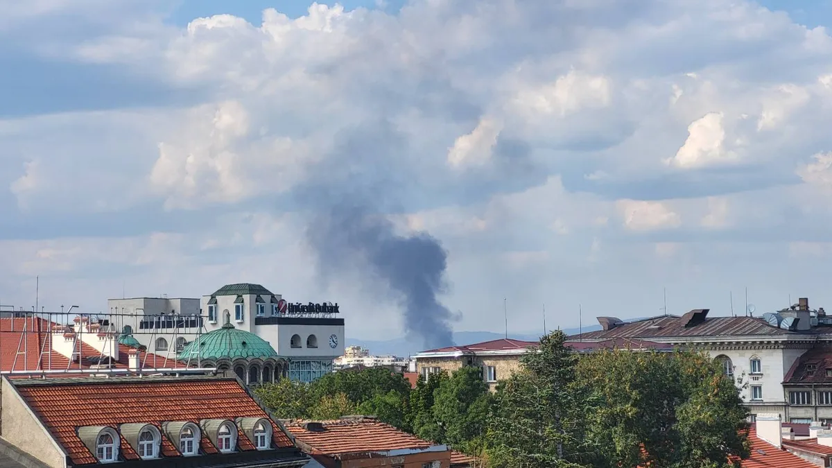 Автосервиз гори в квартал "Свобода" в София