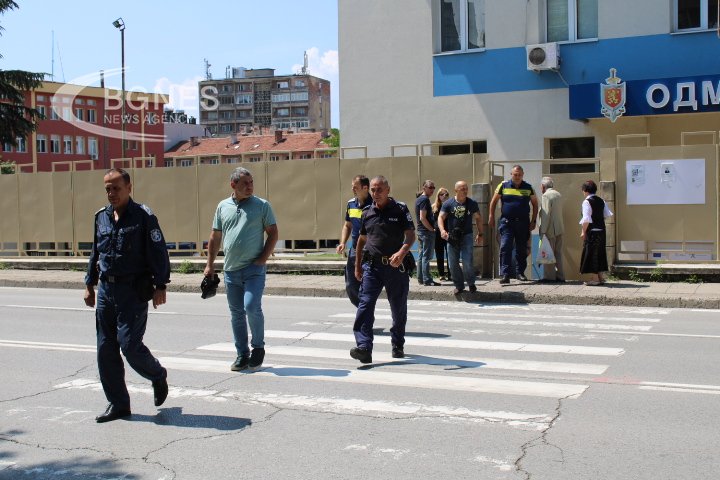 Полицаи проведоха мълчалив протест с искане за по-високи заплати в Благоевград 