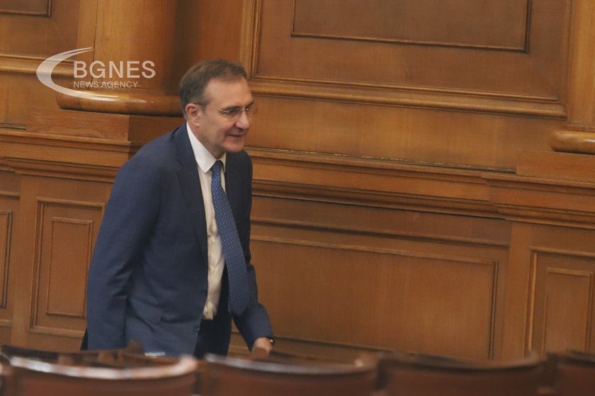 БСП поиска двуседмична ваканция за депутатите преди изборите 