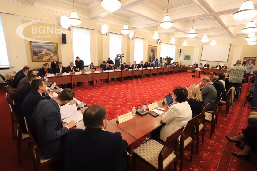 Правната комисия ще обсъди законопроекти, внесени от ГЕРБ-СДС, ПП-ДБ и МС