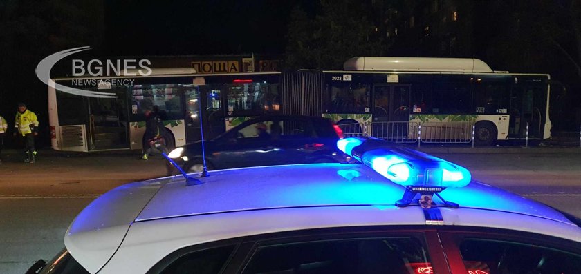 Жена пострада тежко при катастрофа на кола с автобус на градския транспорт в София