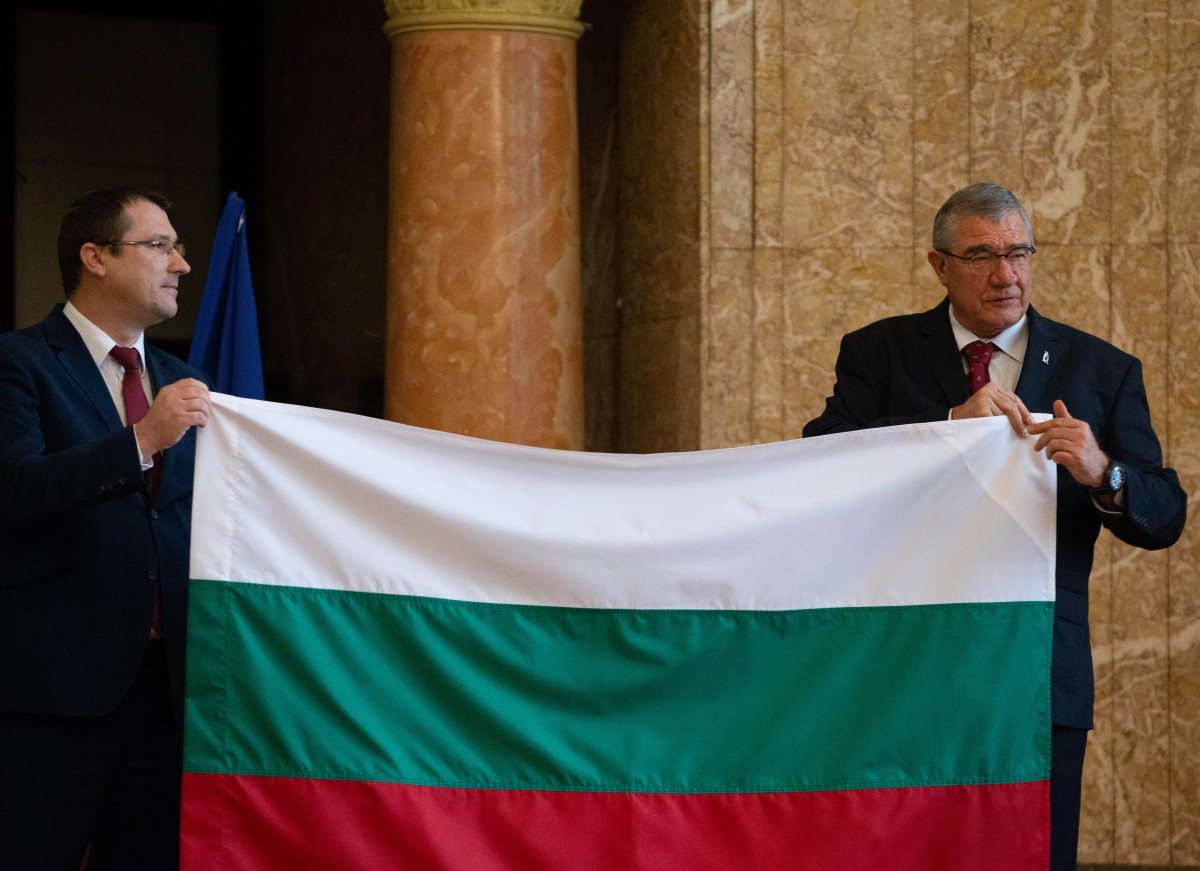 Радев: Изследователите ни в Антарктика отварят вратите към знанието