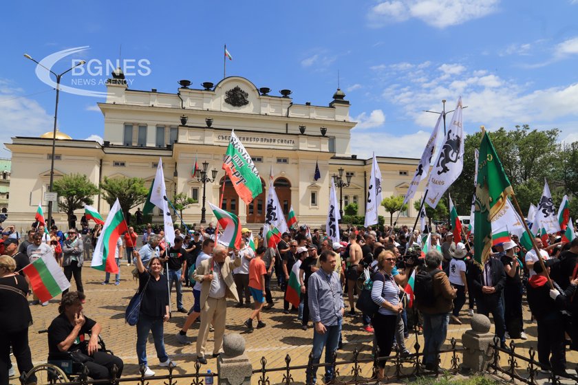 Два протеста срещу правителството пред Народното събрание