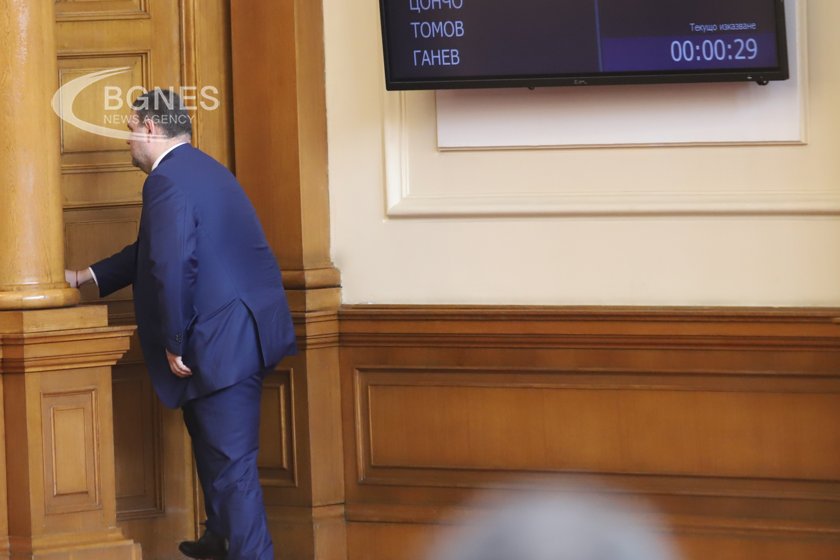 Пеевски се отказва от мястото си в комисията за промени в Конституцията