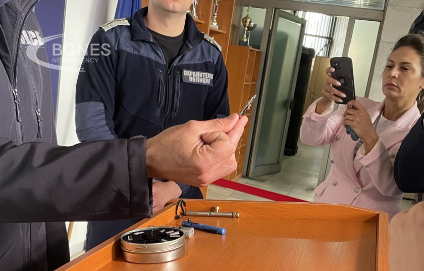 СДВР показа миниатюрното устройство, с което се изстрелват ракети на мачовете