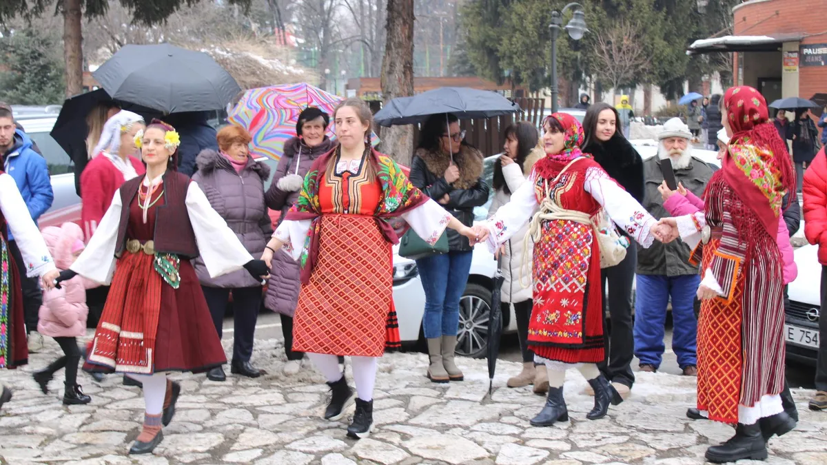 „Бабиното хоро“ се завъртя в Разлог на Бабинден