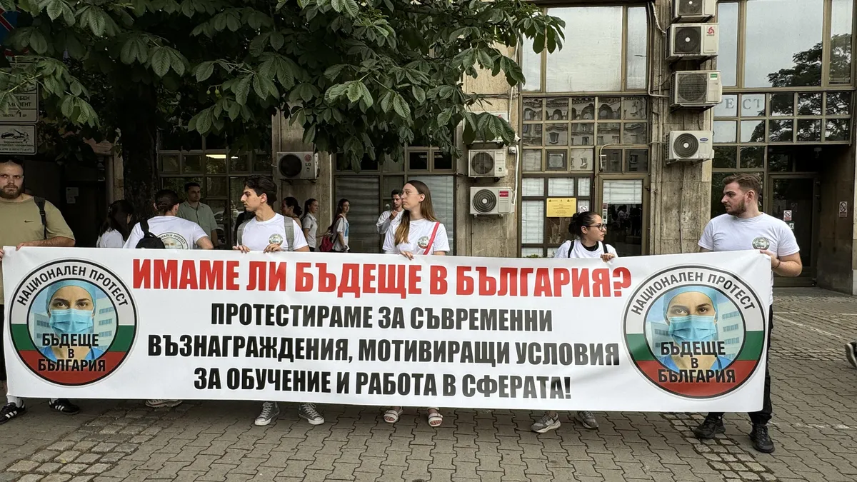 Бъдещи медици на протест: Доц. Кирилов, диалогът с вас не можем да го водим в кафене
