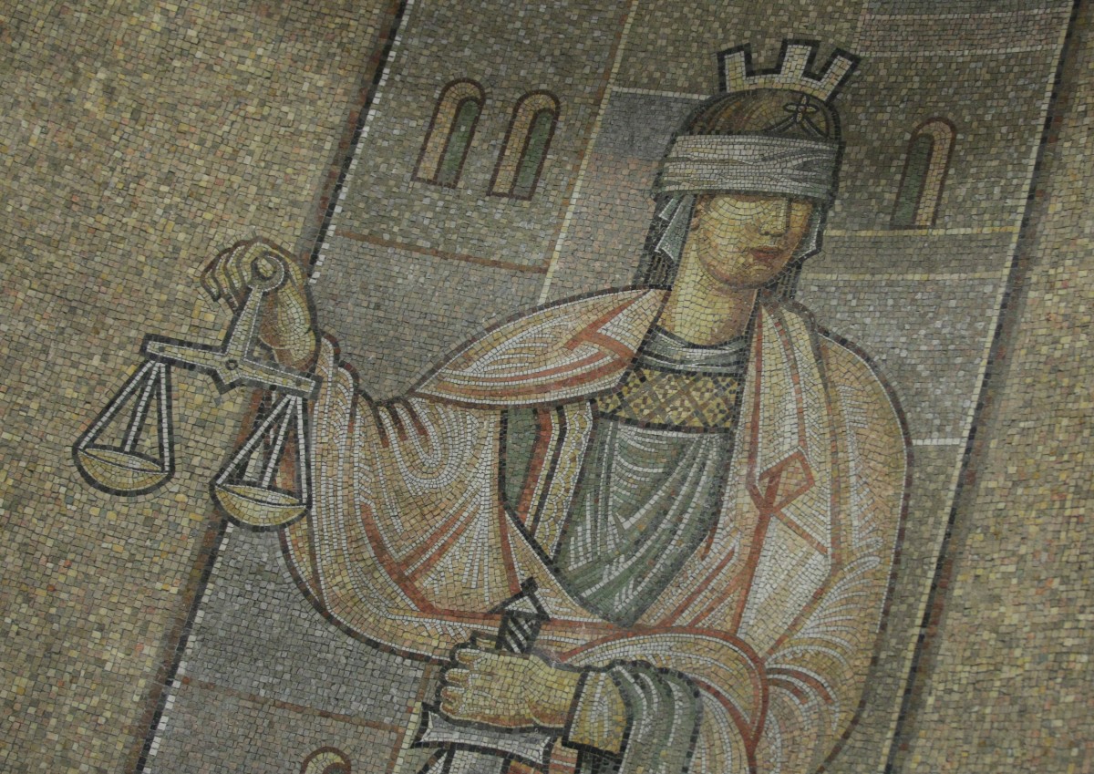 Българите масово не вярват в независима Темида, мониторингът остава и след Юнкер