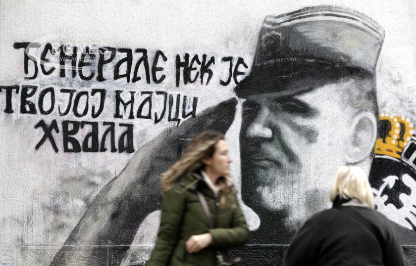 Затвор за сръбкиня, хвърлила яйца по портрет на Ратко Младич