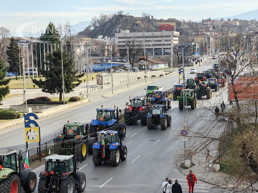 Земеделците влизат в София, протестът им продължава под прозорците на властта