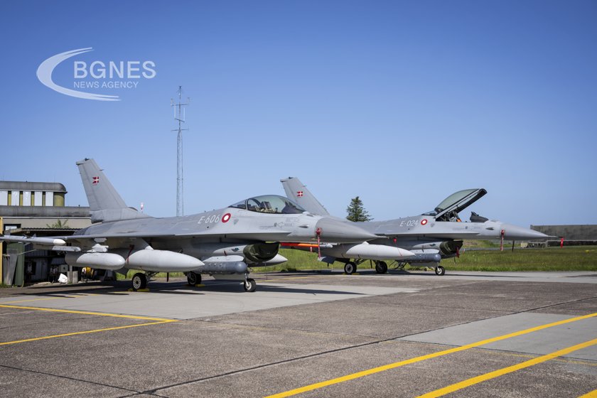 САЩ още не са одобрили обучението на украинските военни по пилотиране на F-16