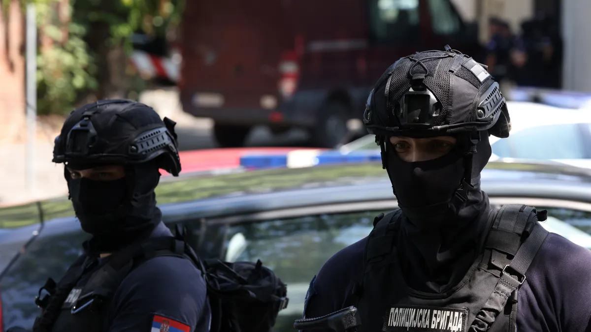 Белградската полиция арестува мъж с арбалет, опитал се да нахлуе в полицейски участък