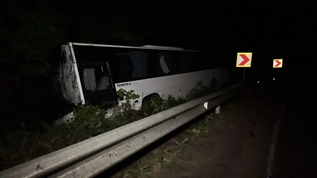 Без пострадали при катастрофа между автобус с военни и два тира на Прохода на Републиката 