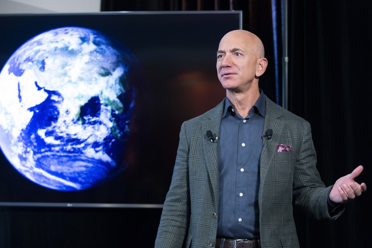 Безос напуска поста главен изпълнителен директор на Amazon