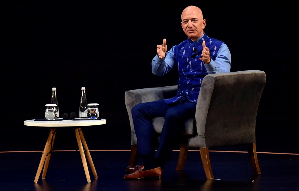 Безос обеща „Blue Origin” да изпрати първата жена на луната