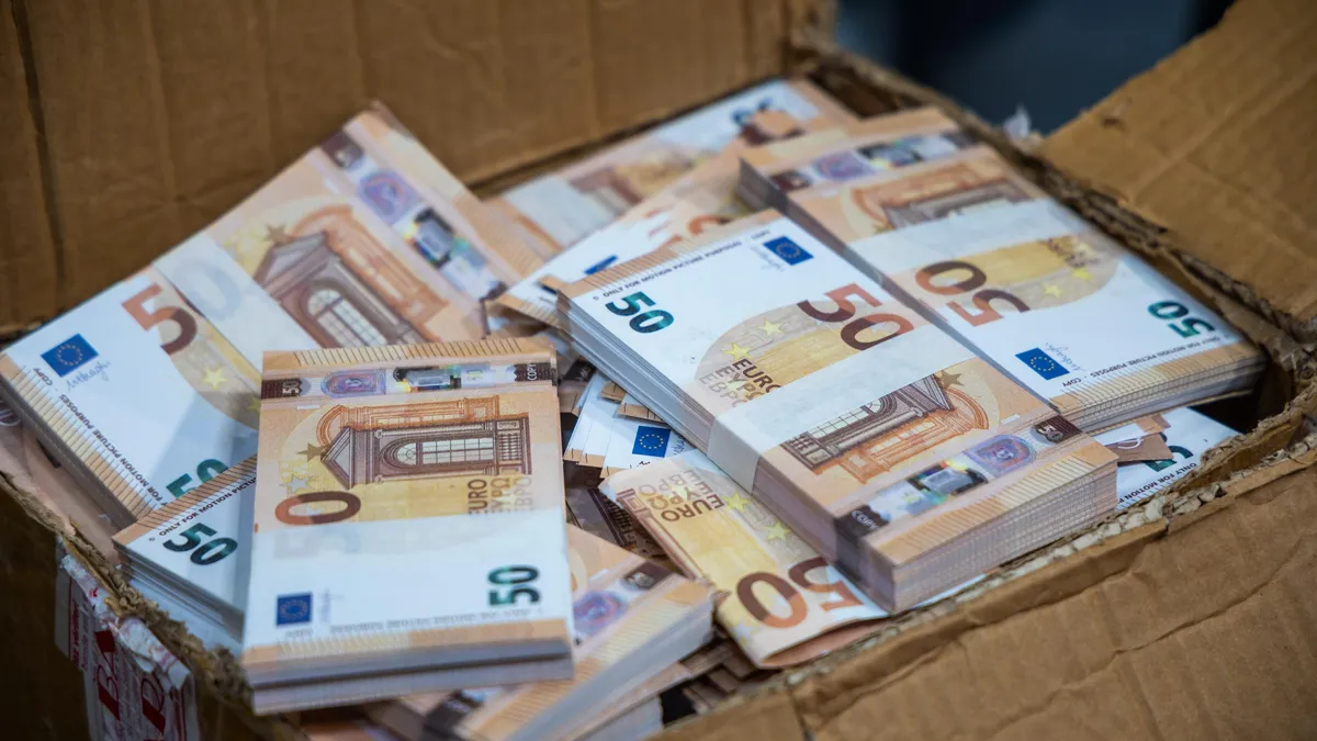 Безработицата в еврозоната се понижи до 6,2% през юни 2025 г. 
