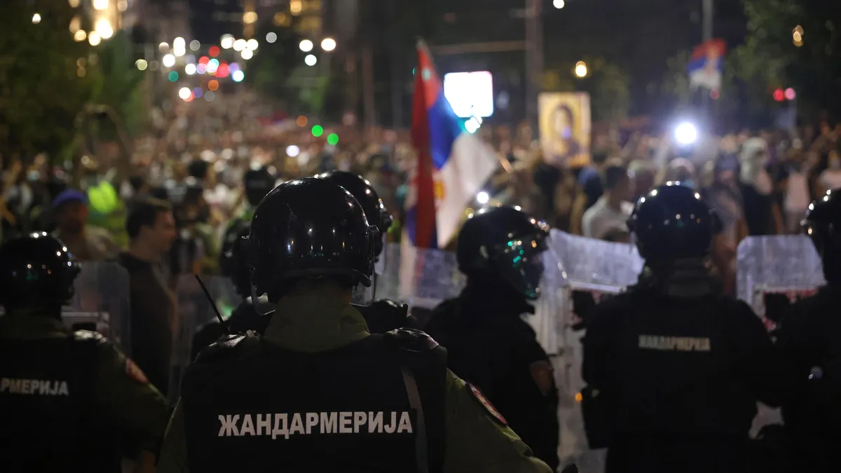 Безредици из цяла Сърбия: палежи на партийни офиси, шокови гранати и сълзотворен газ срещу протестиращите