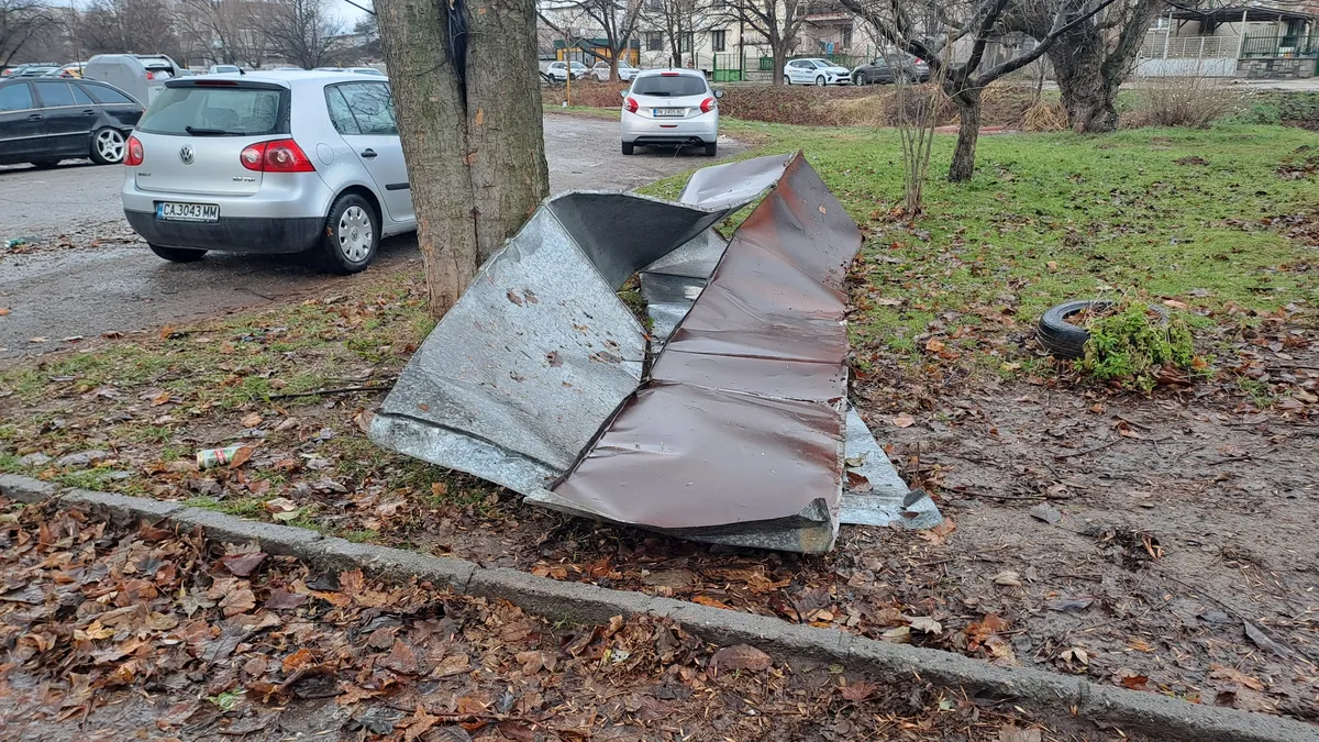 Безсънна нощ в Перник, ураганен вятър събори покриви и дървета