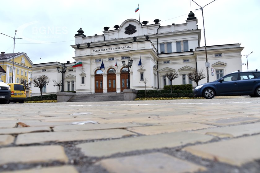 Депутатите изслушват шестима министри 