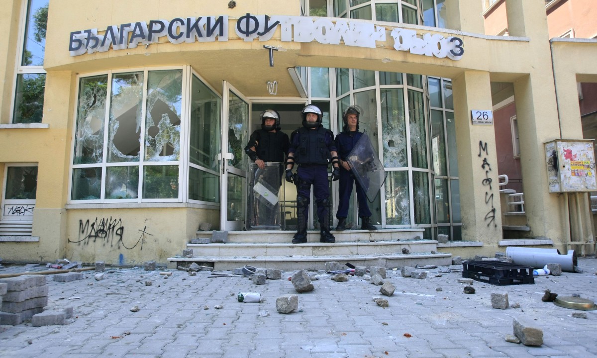 Българският футбол под ръководството на Михайлов: Спирала надолу