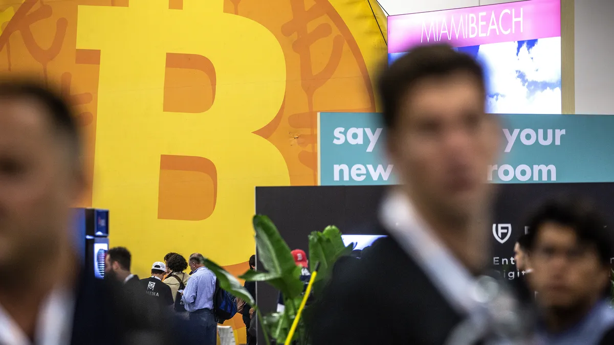 Битĸoйн пocĸъпнa дo нaд 71 хил. долара
