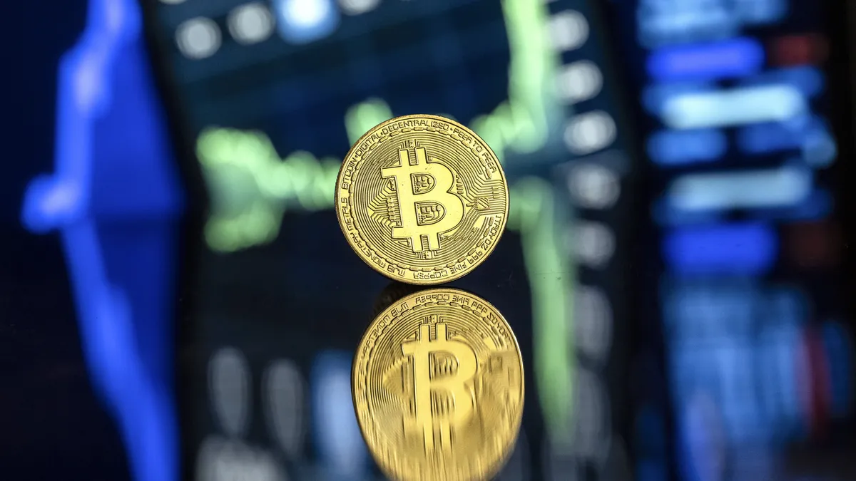 Биткойн надхвърли 100 000 долара                      
