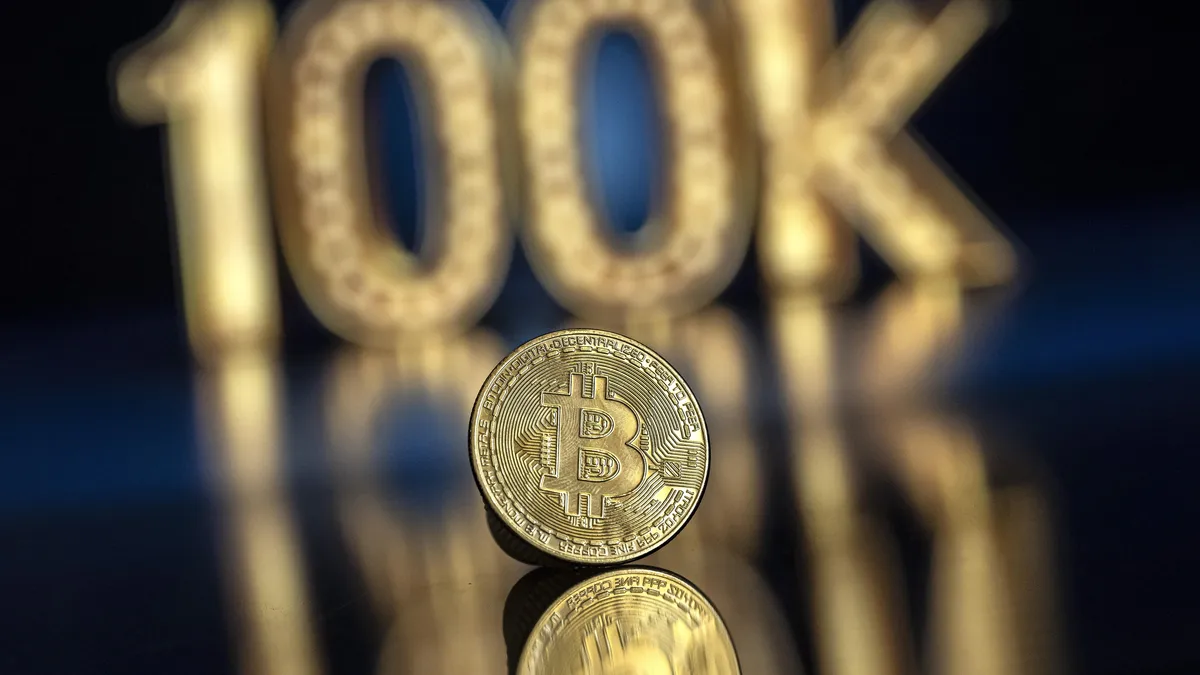Биткойнът проби границата от 100 000 долара за първи път от февруари насам 