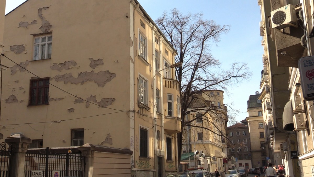 Бивш архитектурен паметник става офис сграда в центъра на София