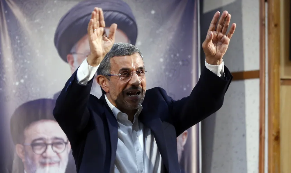 Бившият ирански президент Ахмадинеджад отново се кандидатира за поста 