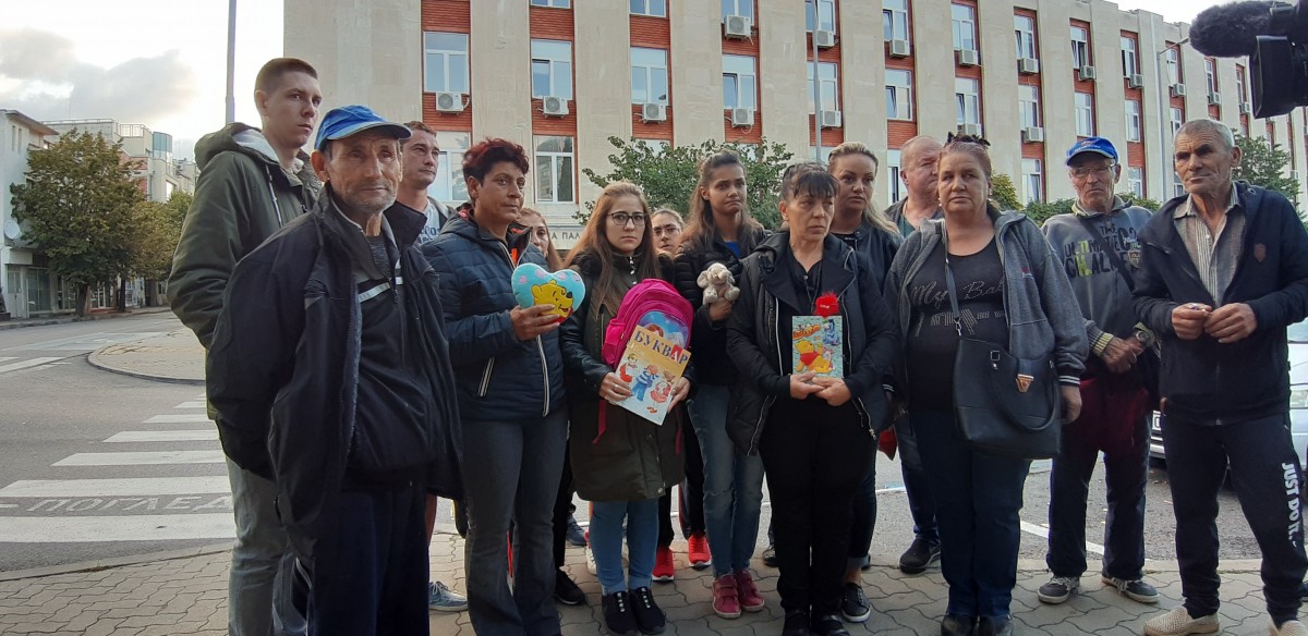 Близки на убитото в Сотиря момиче излязоха на протест пред съда в Сливен