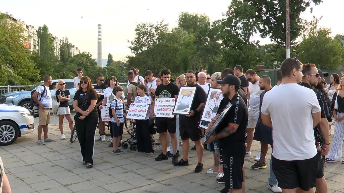 Близки на загинали на пътя с бдение в памет на жертвите на катастрофи