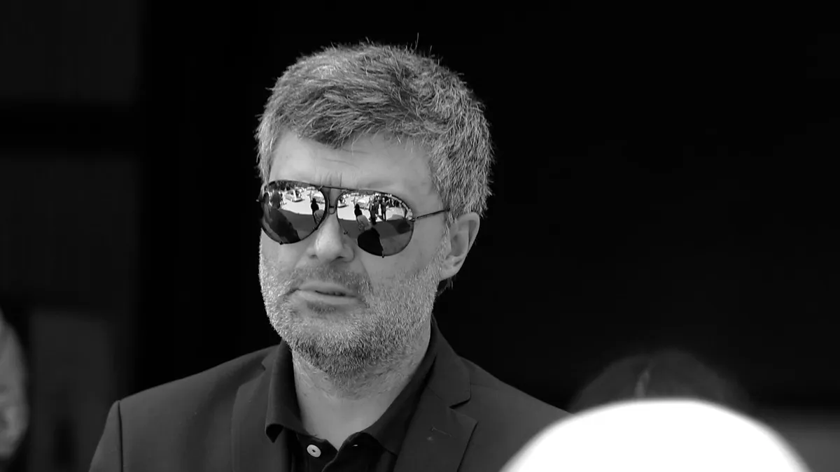 Близки, роднини и приятели изпращат Тодор Славков в последния му път