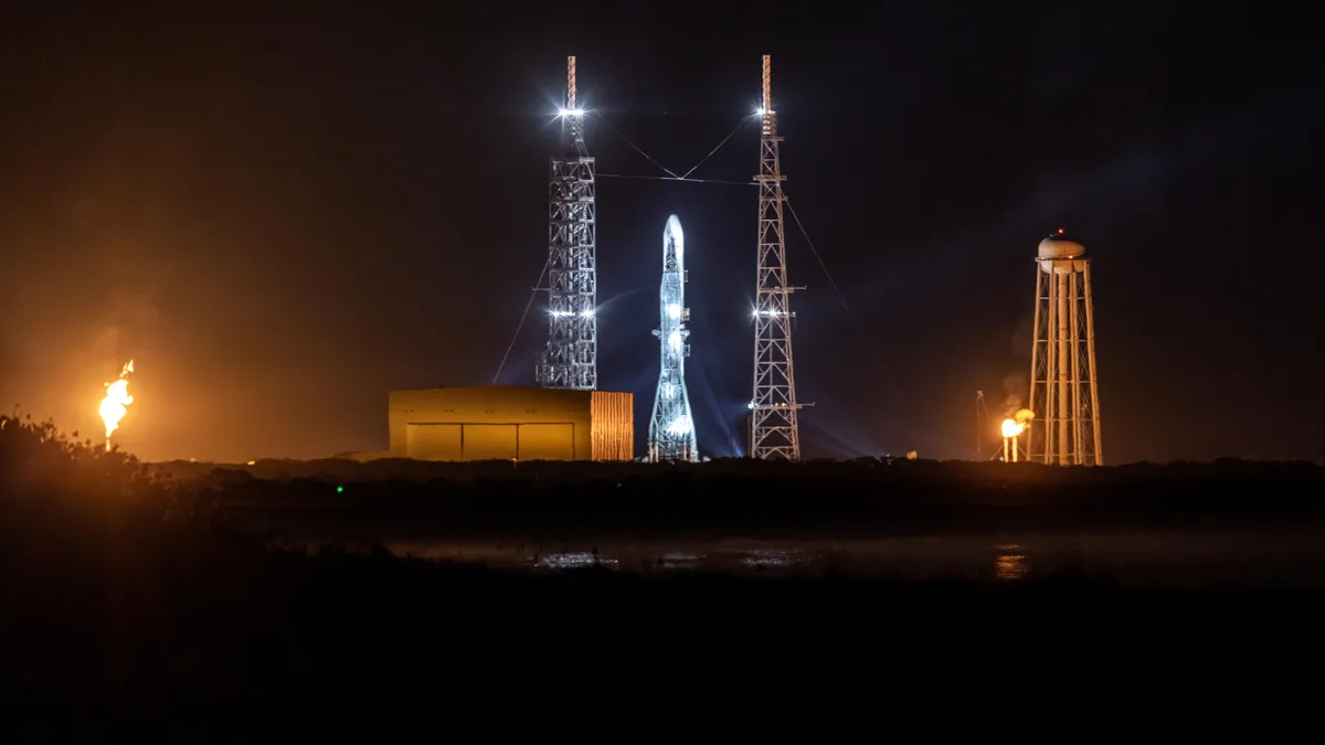 Blue Origin отложи първото изстрелване на гигантската ракета New Glenn