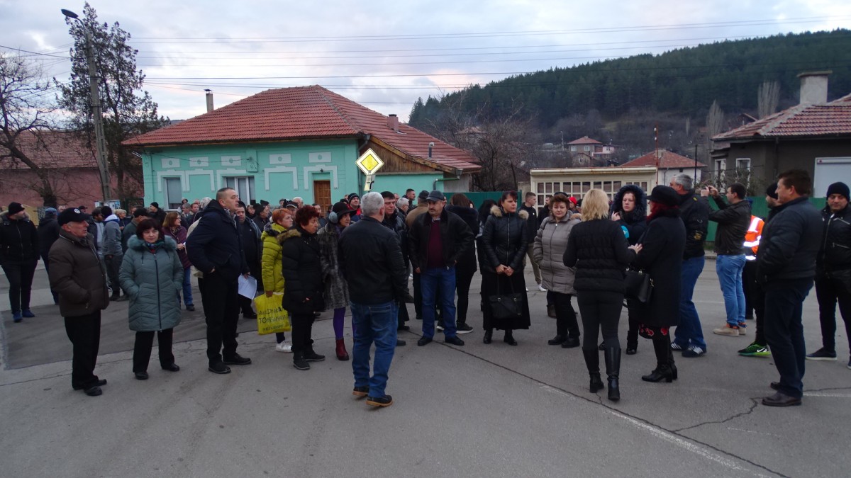 Бобов дол на протест срещу тежките камиони и горенето на отпадъци в ТЕЦ-а