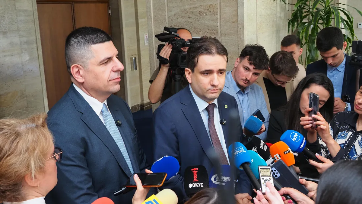 Божидар Божанов: Само санитарният кордон можеше да спре бухалките на Пеевски
