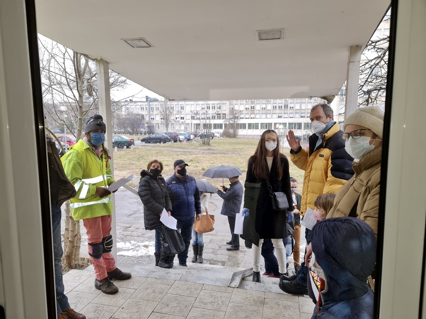 Спират плановия прием и свижданията в болниците в София