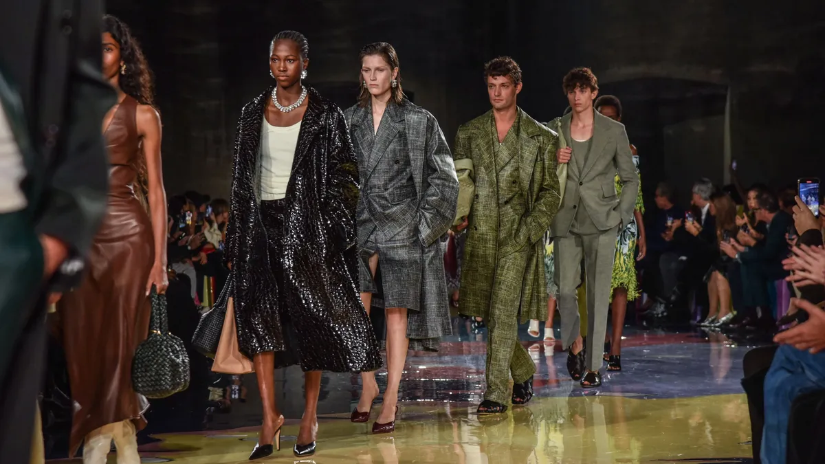 Bottega Veneta се вдъхнови от "Извънземното" на Спилбърг в Милано, Мадона гледа ревюто на D&G