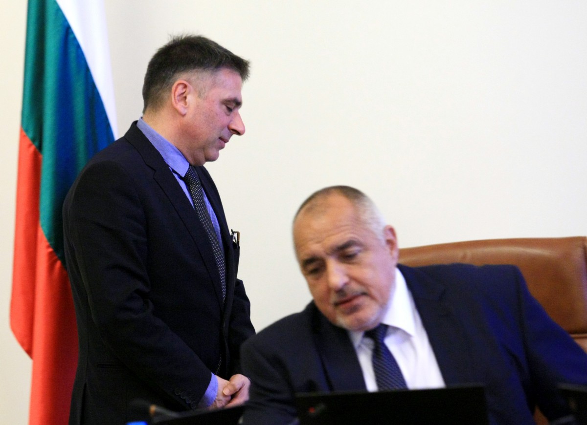 АФП: Българският премиер уволни правосъдния министър, за да спаси кожата си