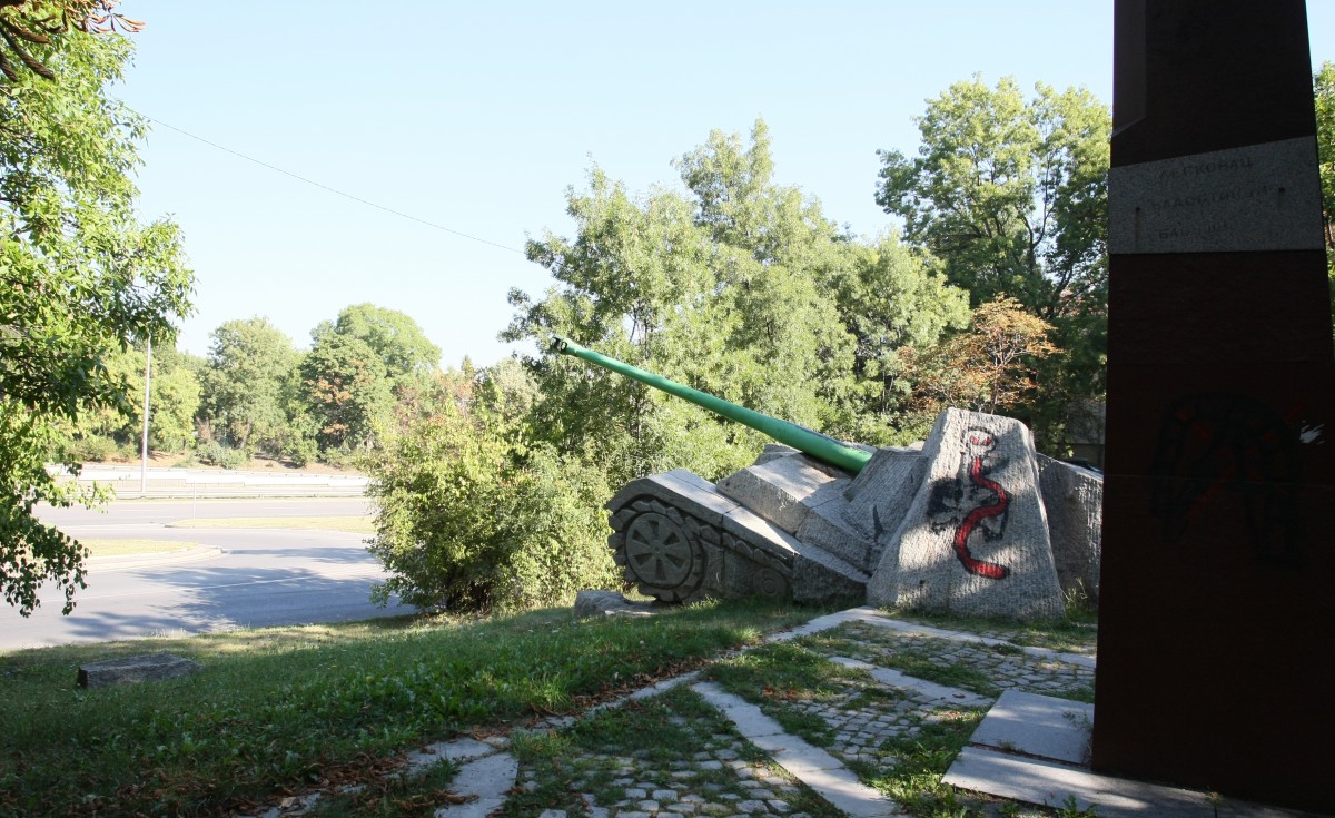 Възстановяват счупената плоча на Бронираната бригада в София до месец
