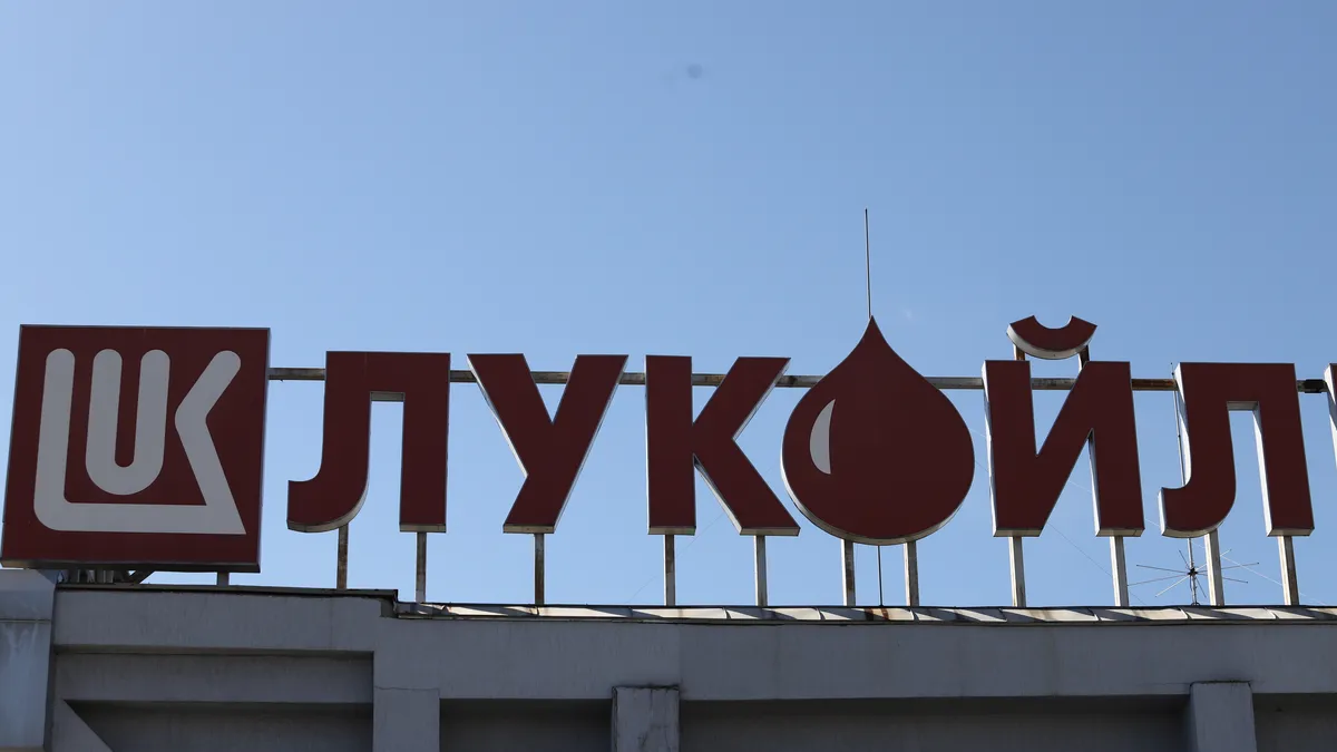 Будапеща настоява Киев да деблокира нефта от "Лукойл" 