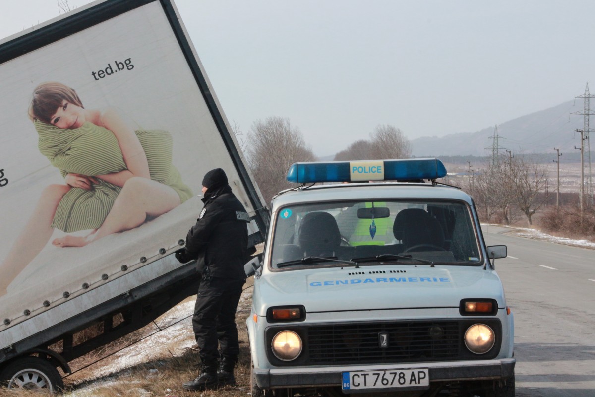Буреносен вятър преобръща камионите по пътищата на Балканите